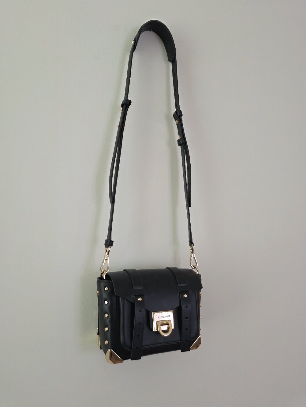 Michael Kors Manhattan Leather Stud Shoulder Bag Crossbody Flap Lock Black Gold - Picture 2 of 11